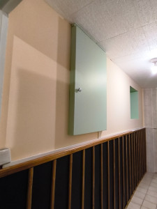 Photo de galerie - Coup d'éclat pour ce couloir à la base revêtu d'un simple polystyrène, pose de dalle au plafond, peinture au murs dont le beige création sur mesure pour ma cliente, pose de plaques de bois et création d'un décors ofrrant modernisme et finition chaleureuse