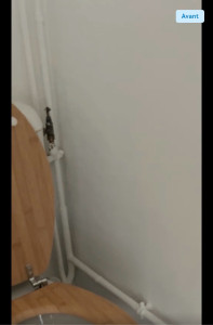 Photo de galerie - Installation d’une douchette avec un espace restreint entre le wc et le mur.
