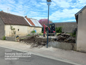 Photo de galerie - Démolition de l'ancienne clôture et empierrement avant la pose de la nouvelle clôture et de la pose du portail.