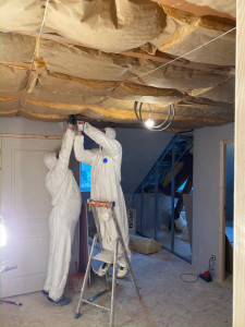 Photo de galerie - Pose de la laine de verre avant plaquage des plafonds ,Normandie 14.