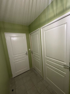 Photo de galerie - Mise en couleur d’un couloir avec boiseries 