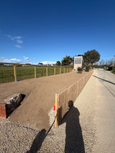 Photo de galerie - Gazon clôture plantation bande gravier 