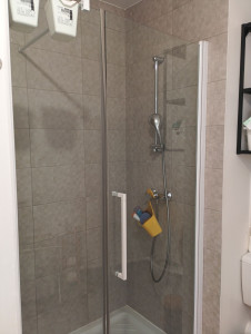 Photo de galerie - Nettoyage cabine de douche 
