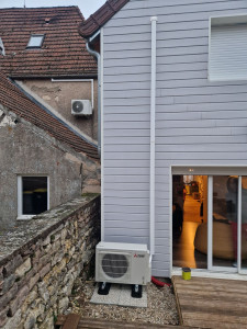 Photo de galerie - Installation d'un bi split Mitsubishi électrique un groupe extérieur et 2 unités intérieurs 