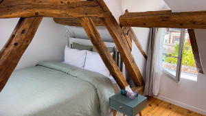 Photo de galerie - . Une chambre cosy et lumineuse, prête à accueillir les prochains voyageurs dans les meilleures conditions.