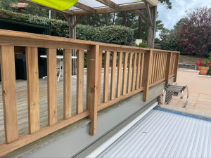 Photo de galerie - Remplacement d’une main courante autour d’une piscine.