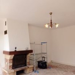 Photo de galerie - J ai  entierement  renover ce salon,murs : enduit general et peinture maison vetuste au depart