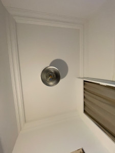 Photo de galerie - Reprise d’une entrée avec passage des cables dans un coffrage moulures à la parisienne et création d’un coffre sur-mesure pour le tableau électrique