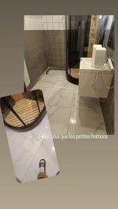 Photo de galerie - Après, finition non prise en photo, coffrage bambou des canalisations apparentes.pose d'une cabine de douche d'angle joint de finition carrelage et bas de mur. 