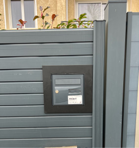 Photo de galerie - Pose d’une boîte aux lettres avec un cadre d’encastrement.