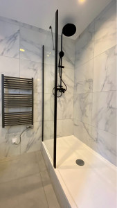Photo de galerie - Rénovation complète de salle de bain clé en main : plomberie, sanitaires, douche, baignoire et finitions.