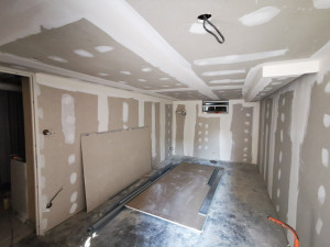 Photo de galerie - Renovation d'un sous-sol, pour réhabilitation en bureau. Doublage placo murs, plafond isolé et caisson en prévision d'un éclairage Led. 