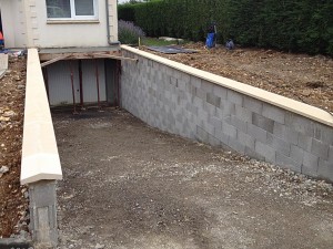 Photo de galerie - Mur de soutènement et pose de chapeau 