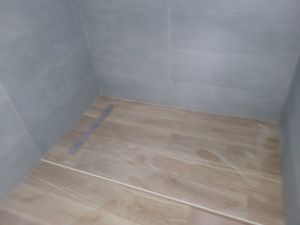 Photo de galerie - SDB pose carrelage et douche a l'italienne avec caniveau 