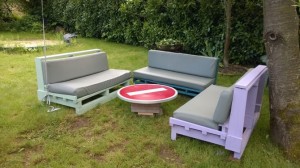 Photo de galerie - canapé de jardin fait avec du bois de palette