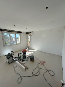 Photo de galerie - Rénovation d un appartement au cannet ! 

Faux plafond fini 

Enduit ok 

Ponçage ok 

Impression de peinture et révision terminée 

Carrelage couvert et terminé également 

