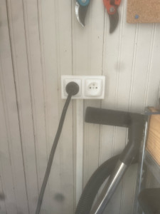 Photo de galerie - Création d’une double prises sur panneaux bois 