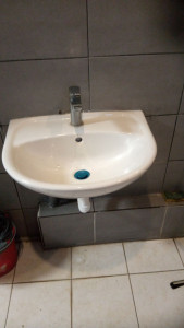 Photo de galerie - Remplacement et réparation complète d'un lavabo avec réfection de la tuyauterie 
 et des raccordement de plomberie