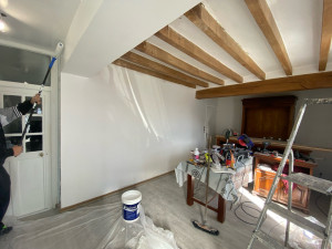 Photo de galerie - Peinture blanche au murs plus masure des poutre. 