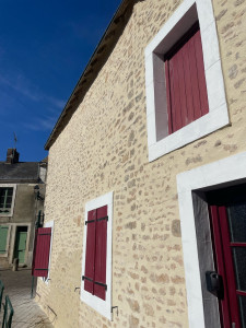 Photo de galerie - On a refait tout les joints et repeint les encadrements de fenêtre et porte 