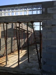 Photo de galerie - Pose de brique de verre dans la partie garage de l’extension 
