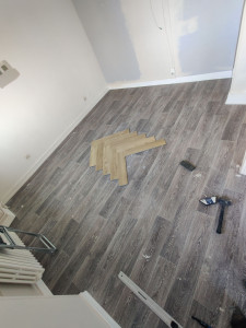 Photo de galerie - Pose d'un parquet flottant bâton rompu (avant)