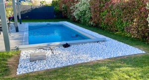 Photo de galerie - Mise en place de galais blanc autour d’une piscine 