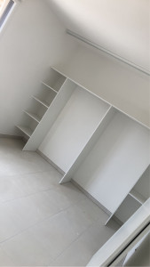 Photo de galerie - Réalisation d’un aménagement de placard sur mesure à la demande du client 