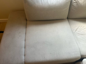 Photo de galerie - Canapé blanc AVANT prestation