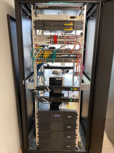 Photo de galerie - Installation baie opérateur avec onduleur 8KVA
