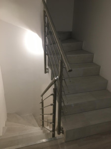 Photo de galerie - Carrelage escalier + pose garde corps 