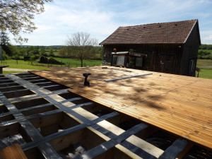 Photo de galerie - Fabrication d’une terrasse sur pilotis plus pose de parquet 