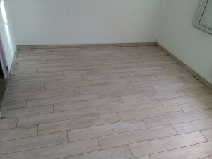 Photo de galerie - Poser carreaux imitation parquet 