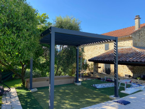 Photo de galerie - Montage pergola bio-climatique