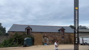 Photo de galerie - Découverture et pose d’une ardoise fibro, ciment sur bâtiment agricole avec lucarne