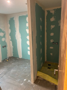 Photo de galerie - Rénovation complète d’une salle de bain -Phase préparation.  murs en plaques hydrofuges, préparation des supports et mise en place de l’étanchéité avant pose du receveur et du carrelage.  