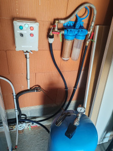 Photo de galerie - Installation coffret gestion forage et mise en place système de filtration.

















