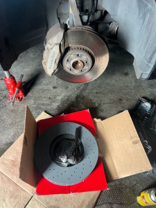 Photo de galerie - Changement plaquettes et disques avant Mercedes e 300 avec billettes de direction 