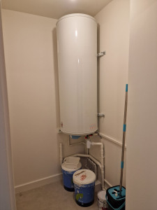 Photo de galerie - Chauffe-eau  buanderie avant 