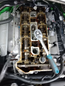 Photo de galerie - Remplacement d'un joint de cache culbuteur+ bougie 