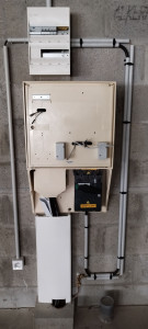 Photo de galerie - Tarif jaune dans local professionnel.