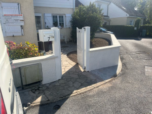 Photo de galerie - Création de muret pose de chapeaux et enduit 