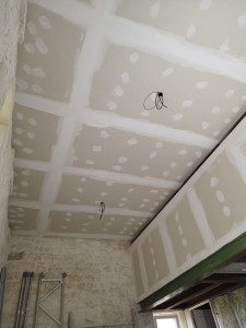 Photo de galerie - Réalisation d' un plafond et d' une cloison en plaque de plâtre avec joint de finition 