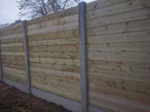 Photo de galerie - Clôture poteaux béton lames bois 