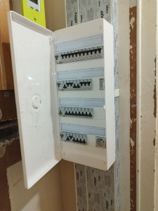 Photo de galerie - Installation du tableau électrique.