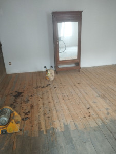 Photo de galerie - Ponçage parquet massif et possibilité de faire une finition dessus 