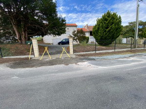 Photo de galerie - Installation d’une cloture avec soubassement + ouverture pour portail coulissant.