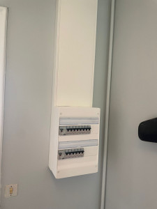 Photo de galerie - Remplacement total du réseau électrique dans un appartement avec mise à niveau du tableau électrique. 