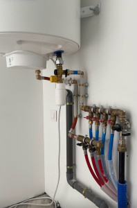 Photo de galerie - Installation de collecteur sanitaire en dessous d un chauffe eau