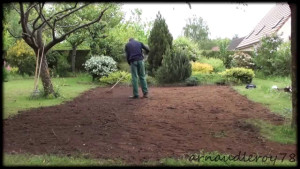 Photo de galerie - Exemple de nivellement et préparation de sol réalisé.
Je propose mes services pour retourner la terre, niveler et préparer vos terrains avant la pose de gazon, avec un résultat propre et soigné comme sur la photo.